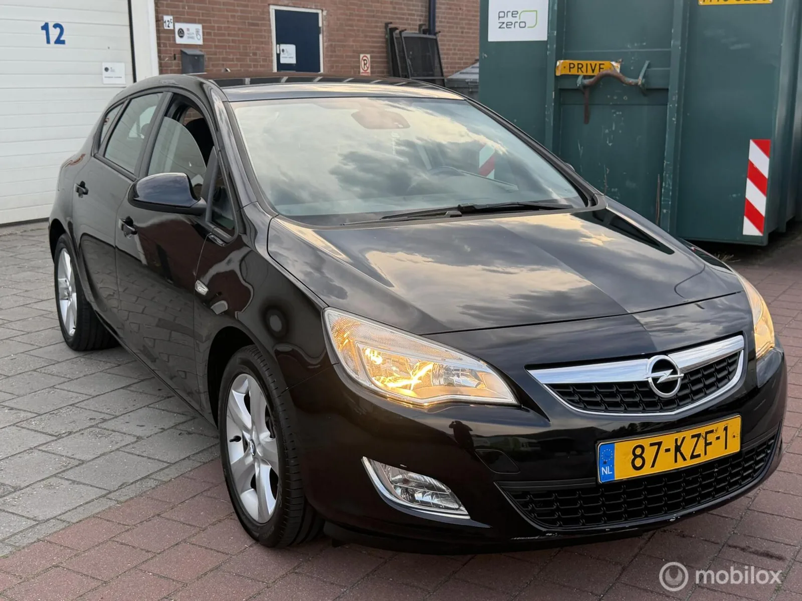 Opel Astra (2010) — foto 1