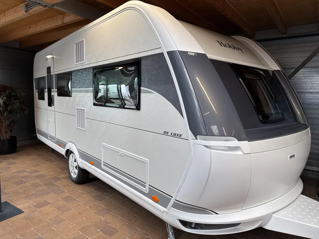 Hobby De Luxe (2026) — foto 1
