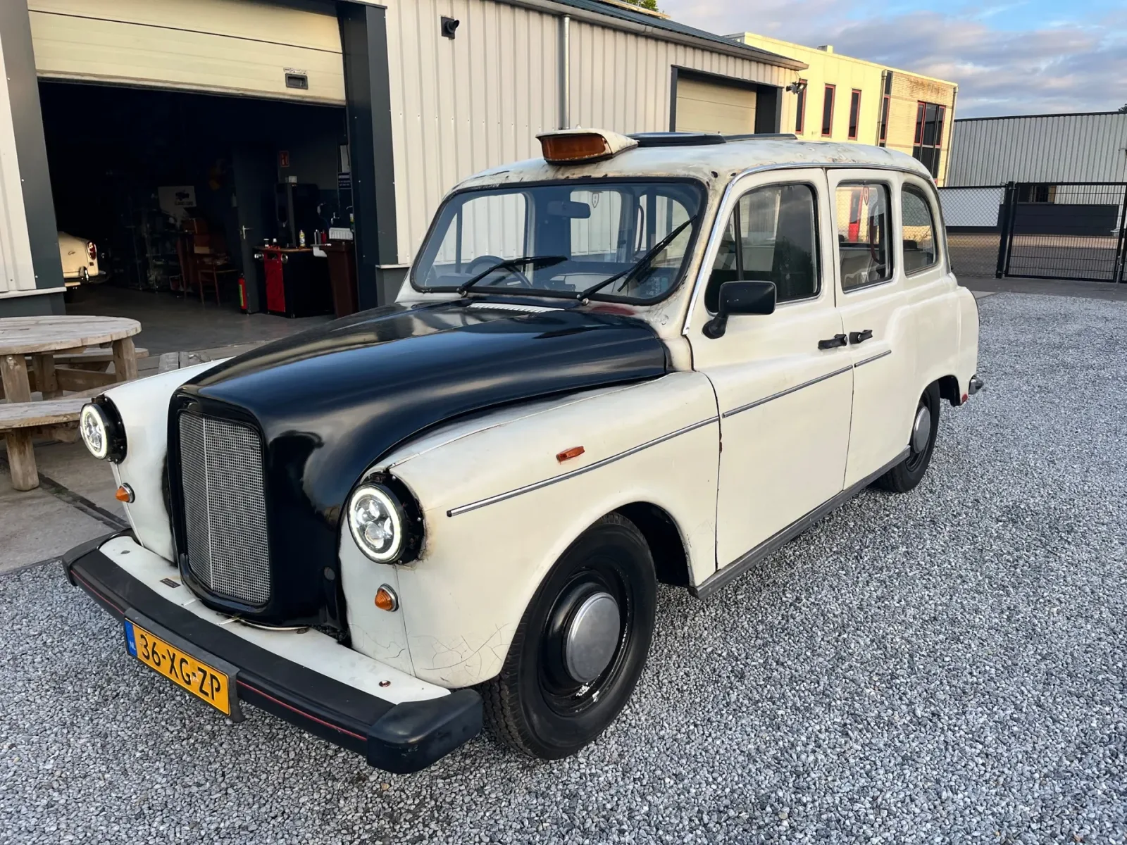 Austin FX4 (1981) — foto 1