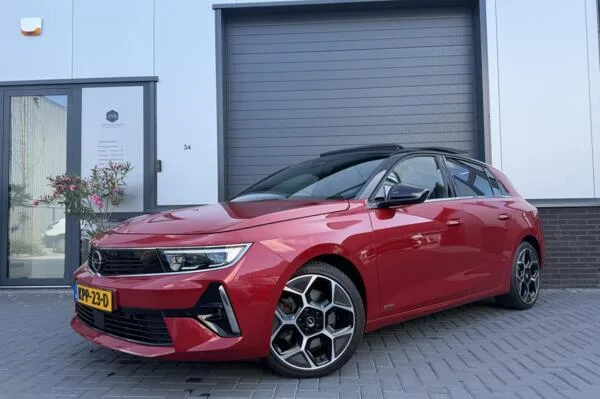 Opel Astra (2023) — foto 1