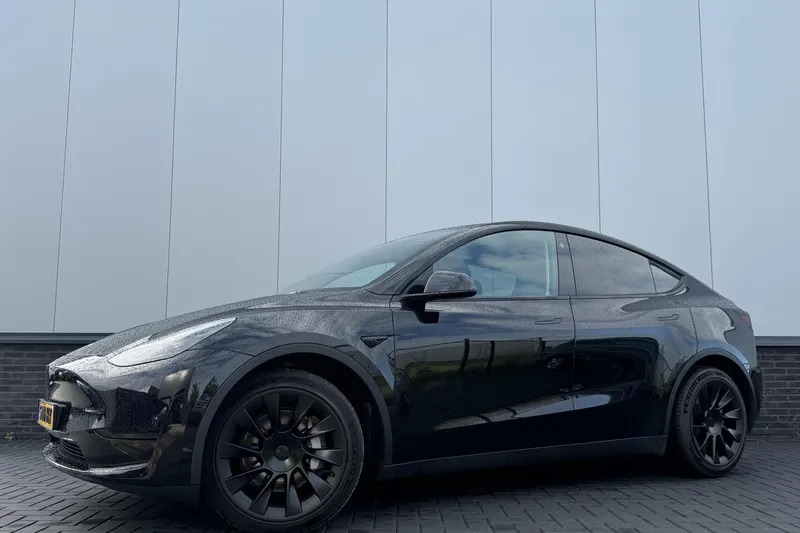 Tesla Model Y (2023)