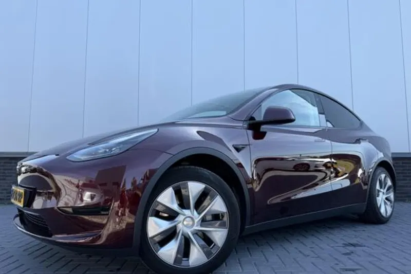 Tesla Model Y (2024)