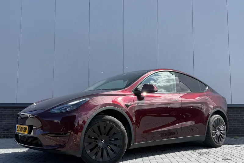 Tesla Model Y (2024)