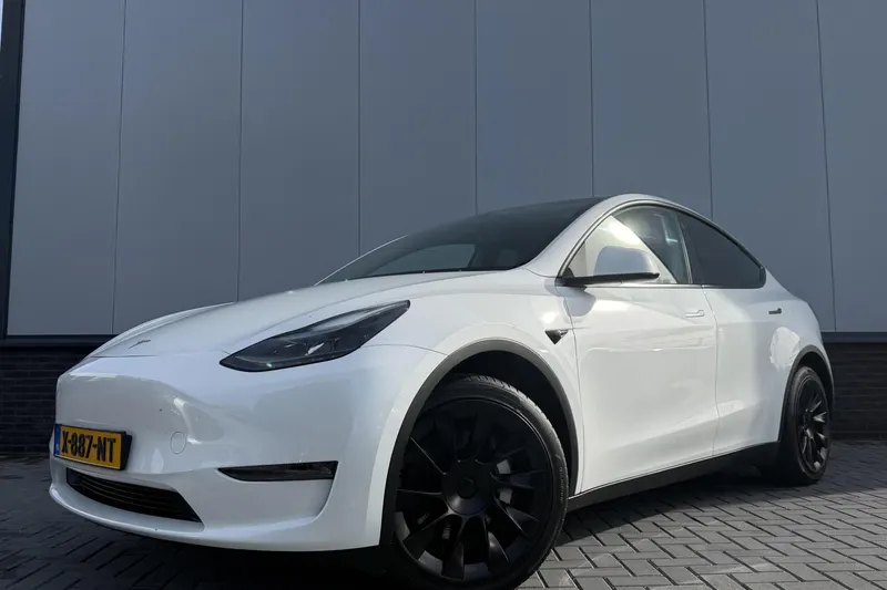 Tesla Model Y (2023)