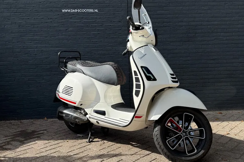 Piaggio GTS 300 (2022)