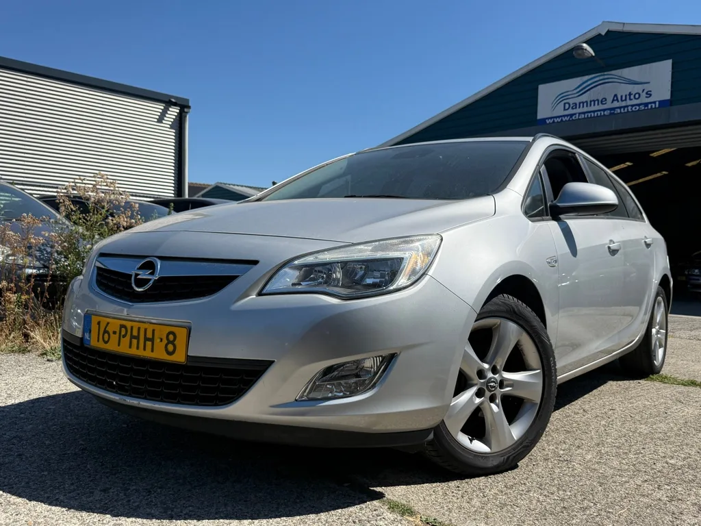 Opel Astra (2011) — foto 1