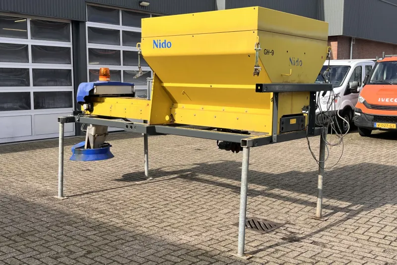 Nido zoutstrooier Stratos met Bedieningskast Wielaandrijving (2017)