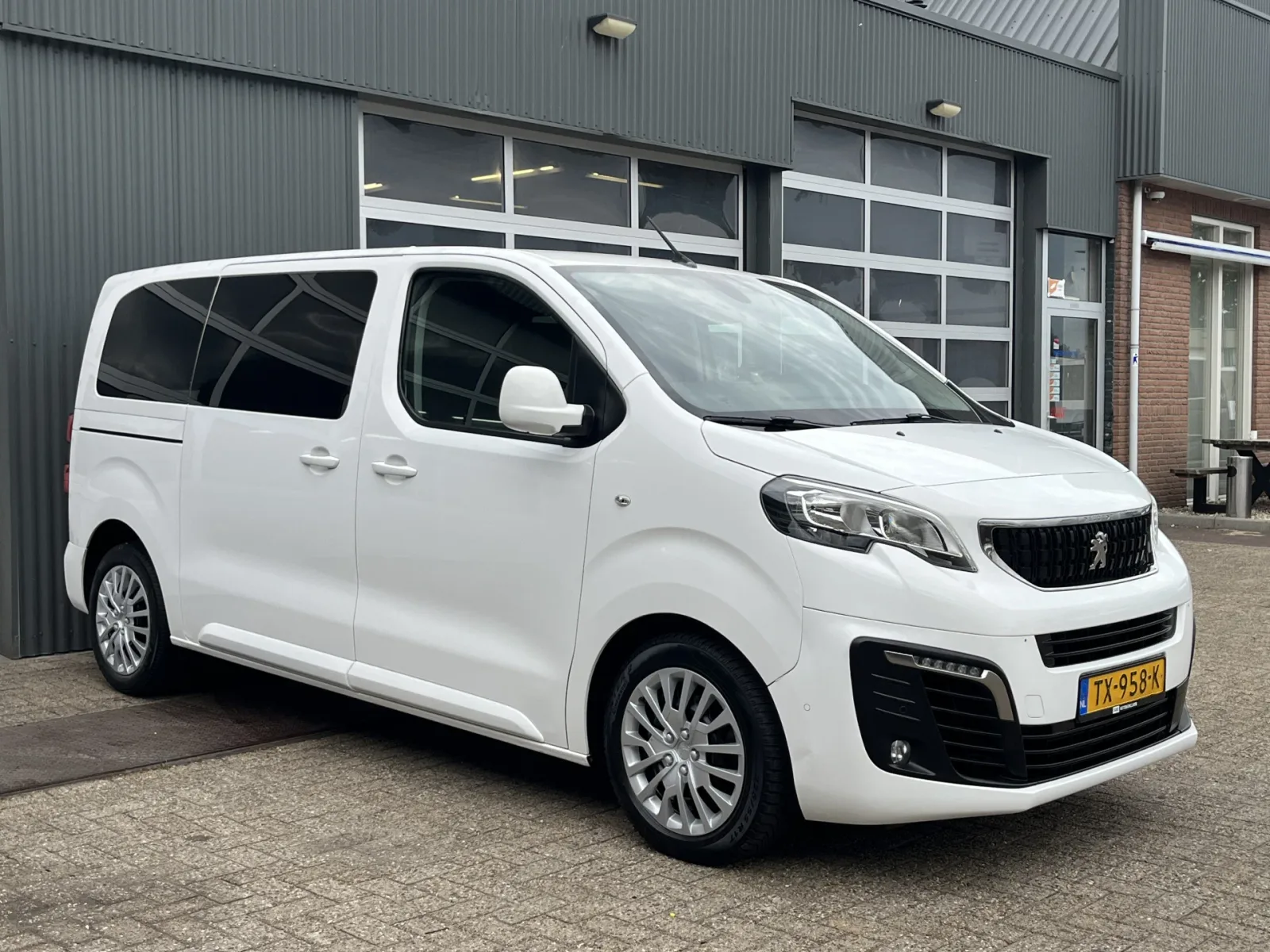 Peugeot Traveller (2018) — foto 1