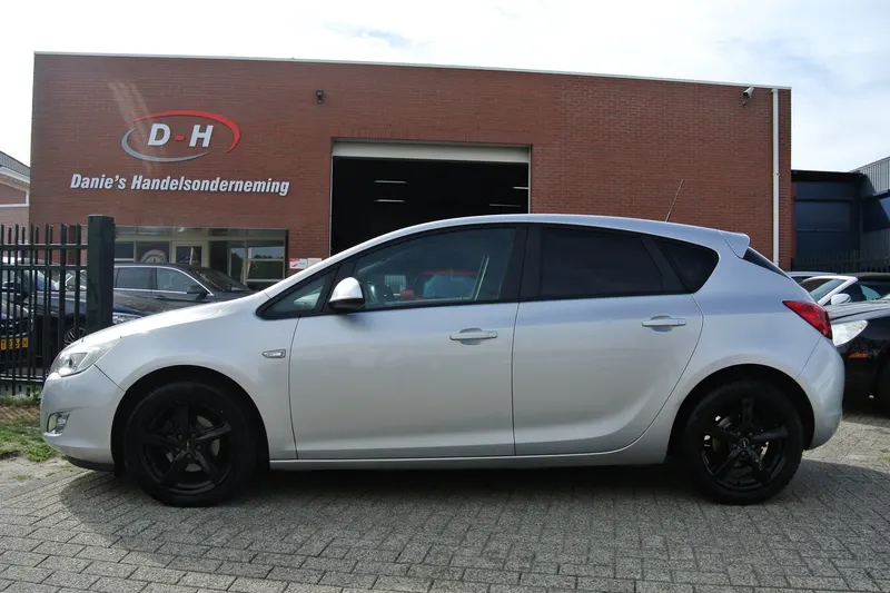 Opel Astra (2011)