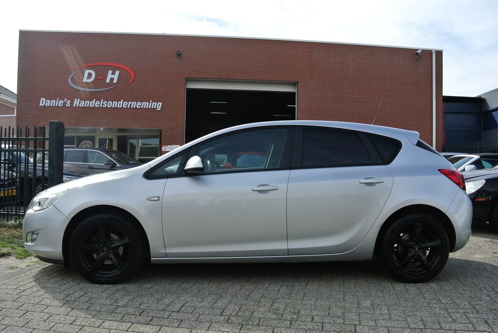 Opel Astra (2011) — foto 1