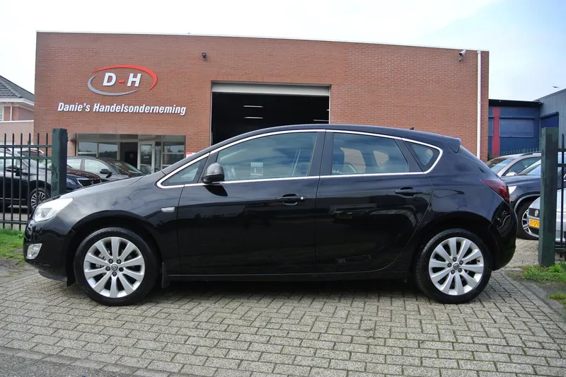 Opel Astra (2011)