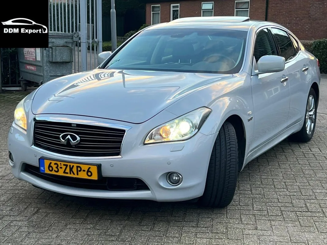Infiniti M (2011) — foto 1