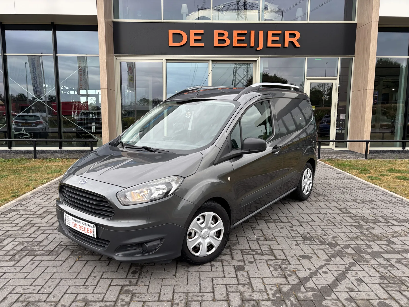 Ford Transit Courier (2017) — foto 1