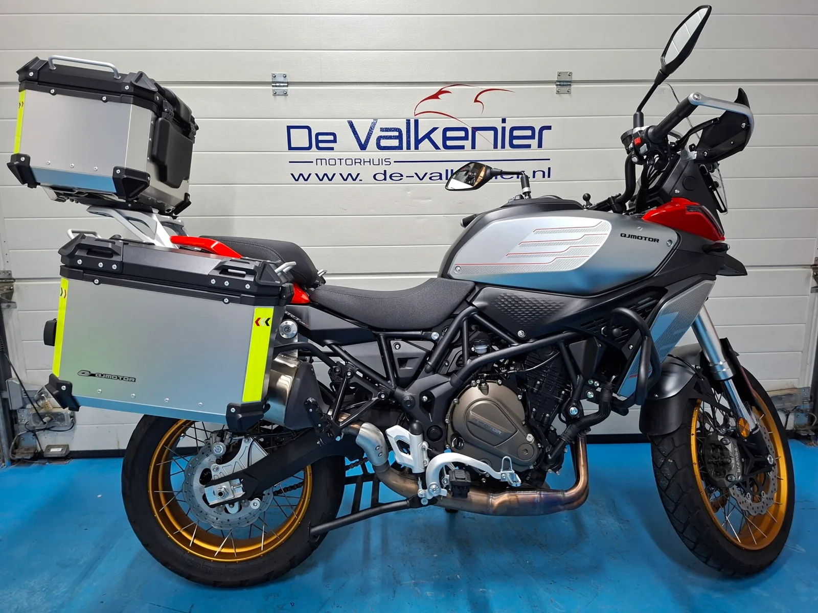 QJ Motor SRT 700 SX (2025) — foto 1