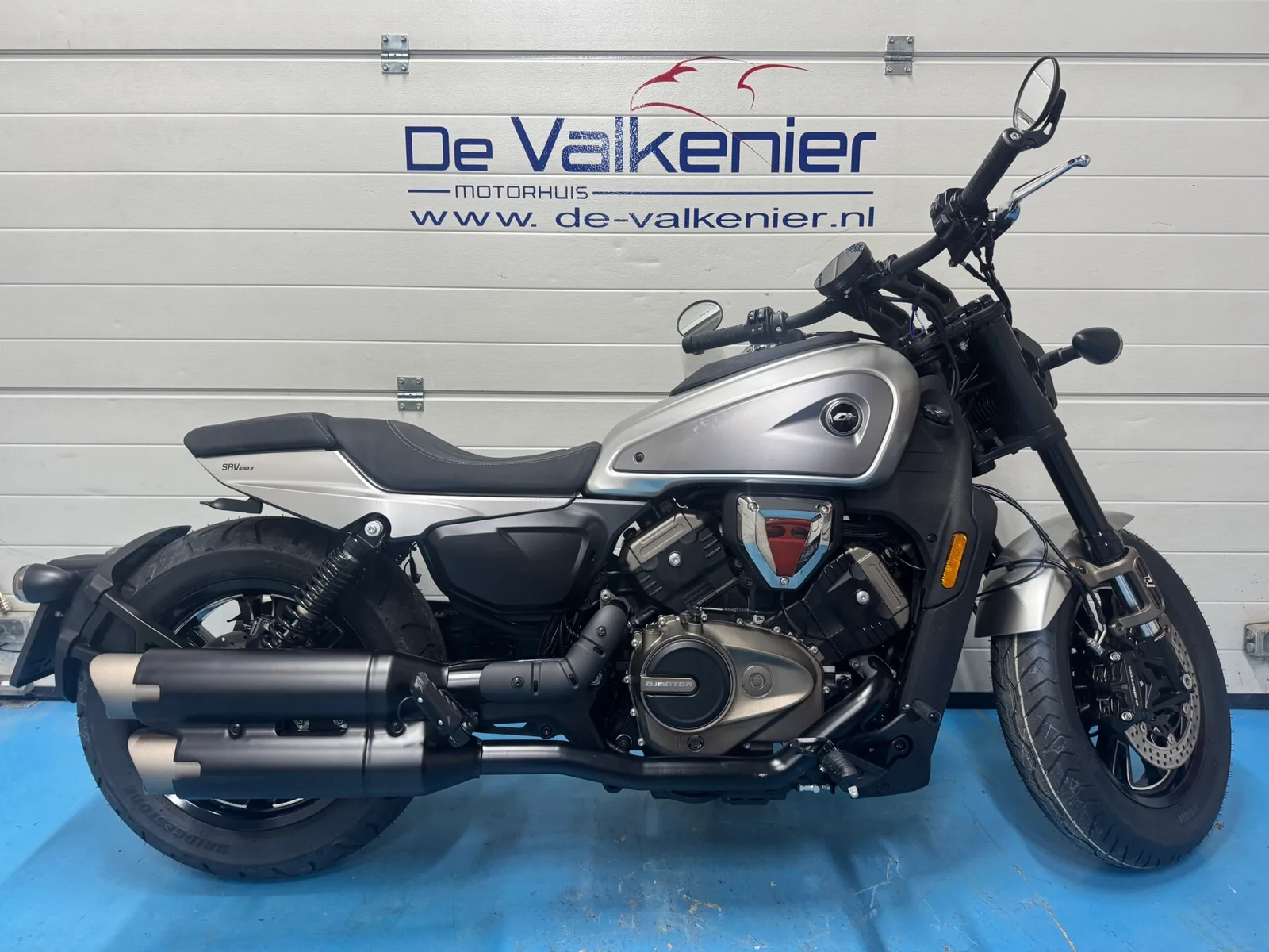 QJ MOTOR SRV 600 V4 (2025) — foto 1