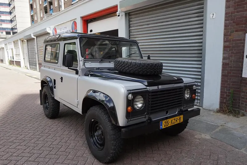 Land Rover Defender (1984)