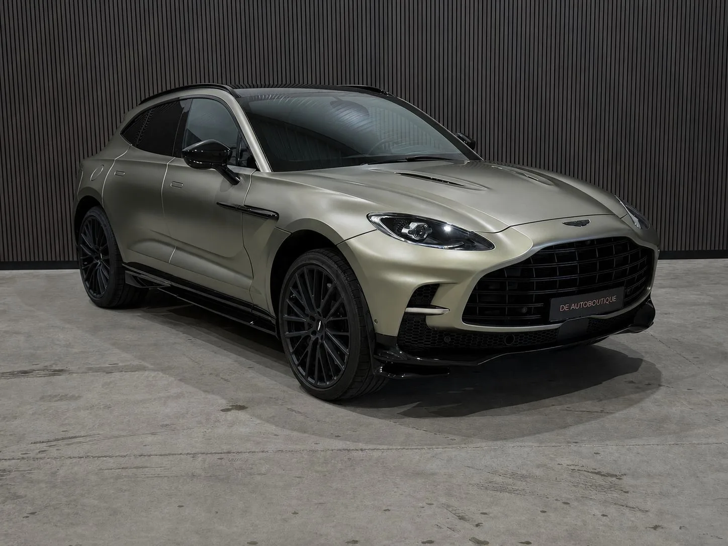 Aston Martin DBX (2022) — foto 1