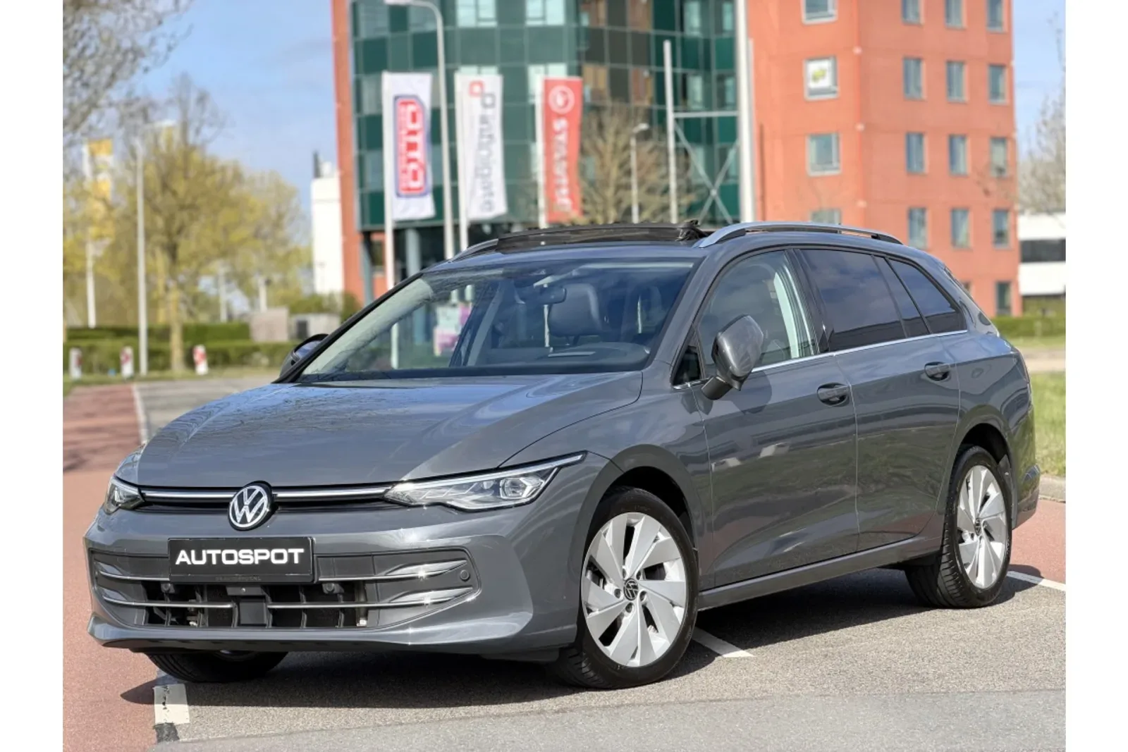 Volkswagen Golf (2024) — foto 1