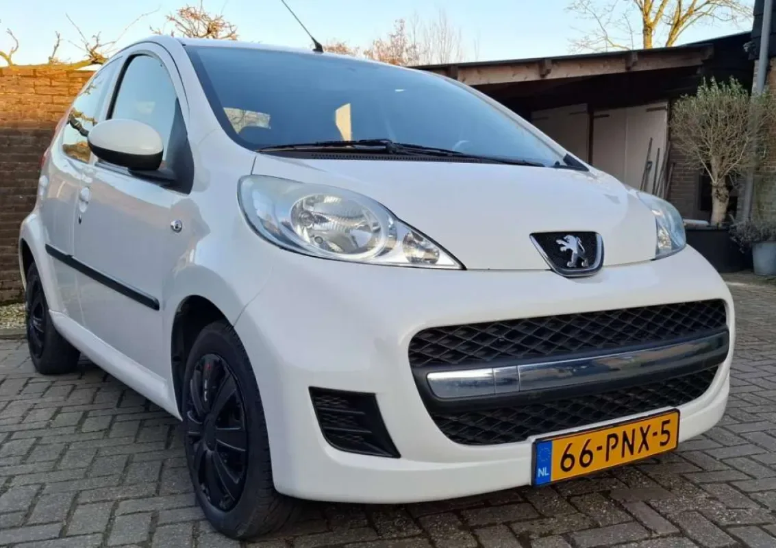 Peugeot 107 (2011) — foto 1