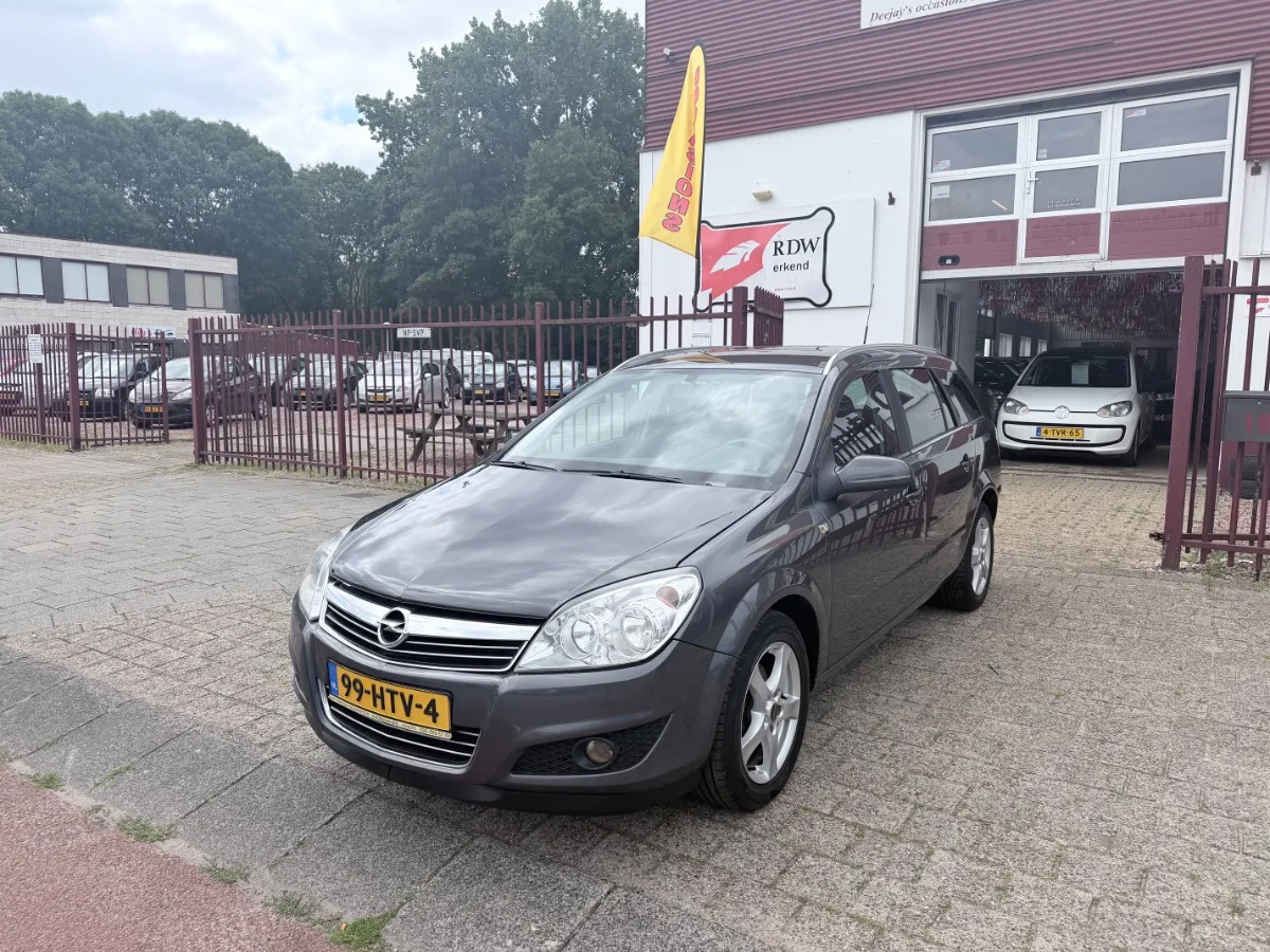 Opel Astra (2009) — foto 1