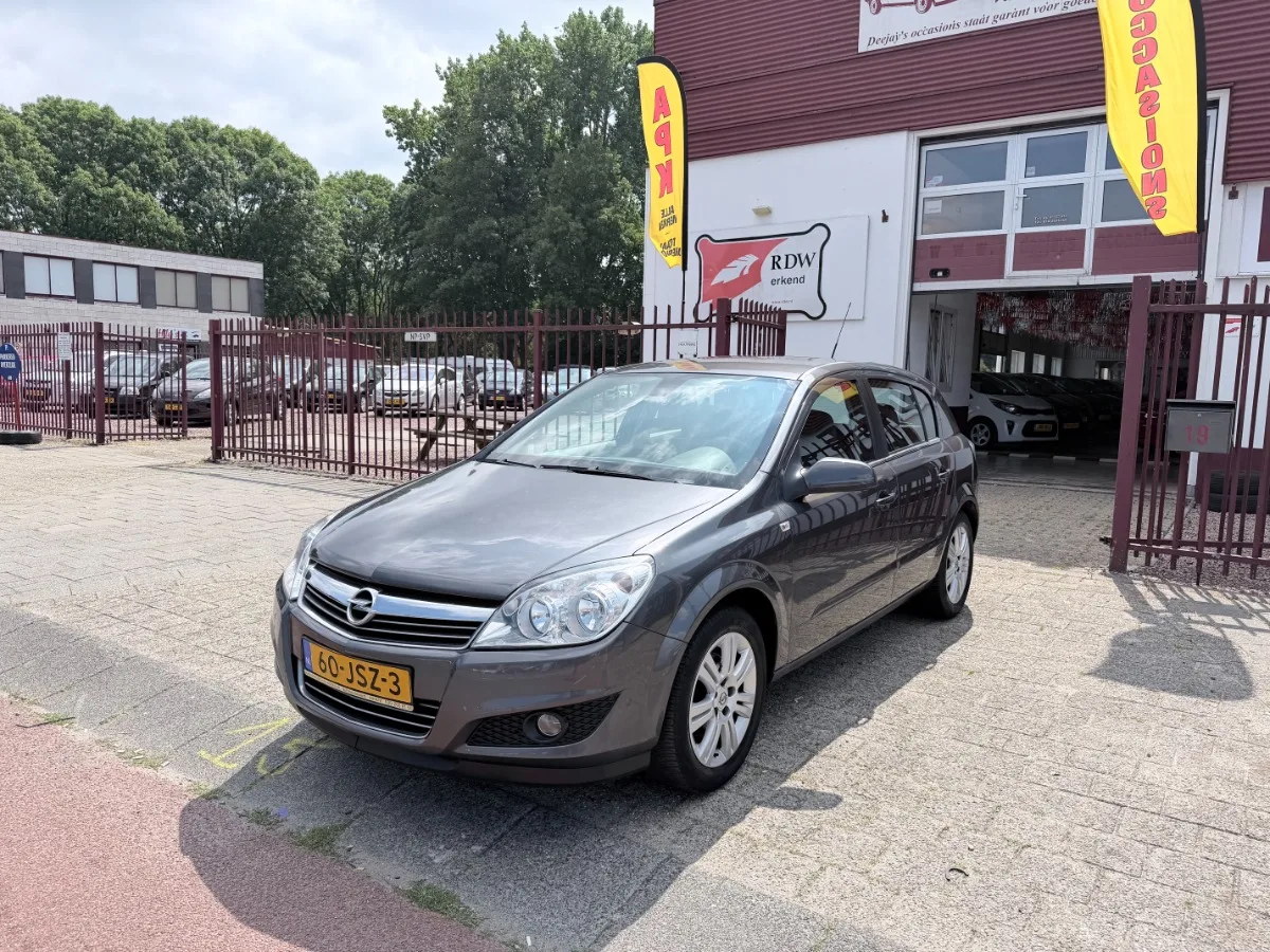 Opel Astra (2009) — foto 1