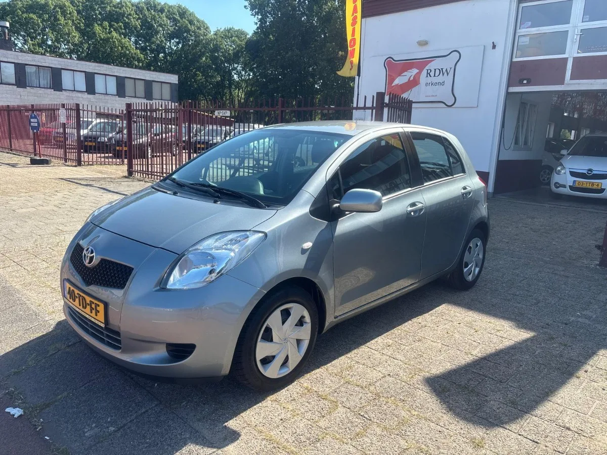 Toyota Yaris (2006) — foto 1