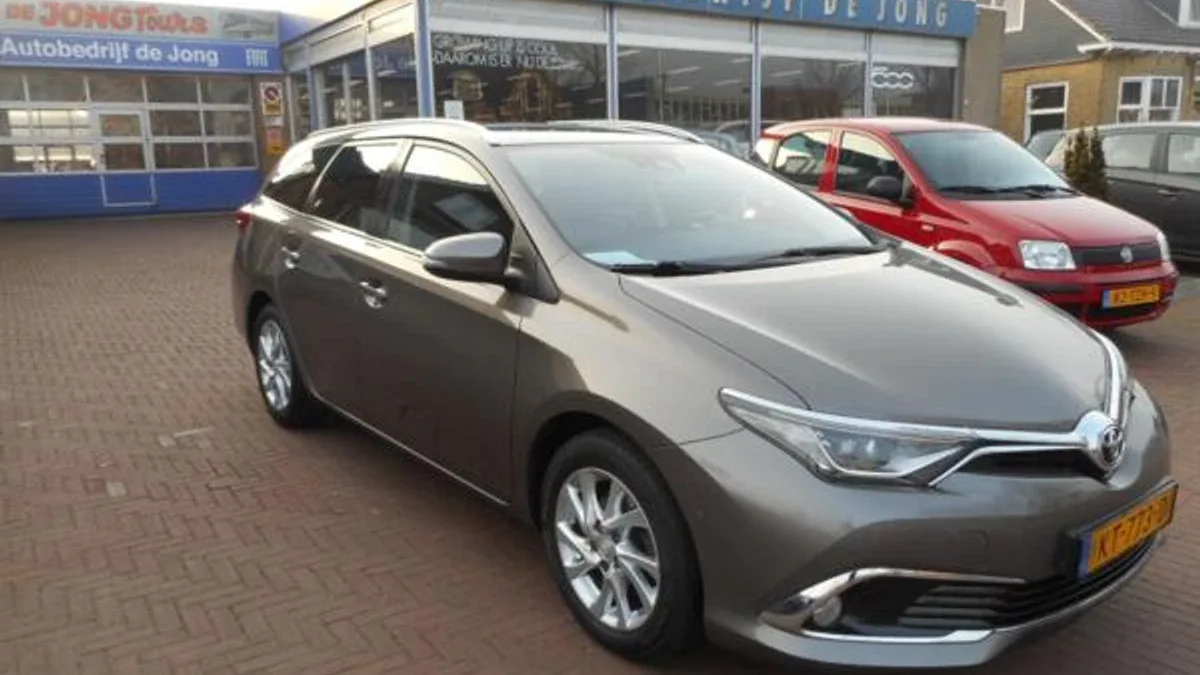 Toyota Auris (2017) — foto 1