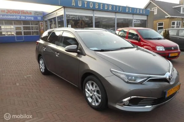 Toyota Auris (2017) — foto 1