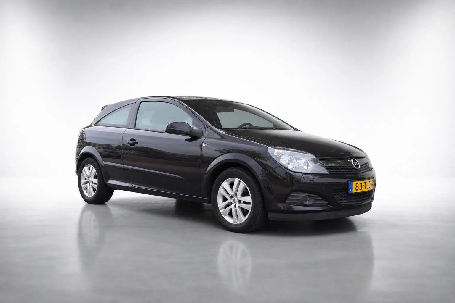 Opel Astra GTC (2007) — foto 1
