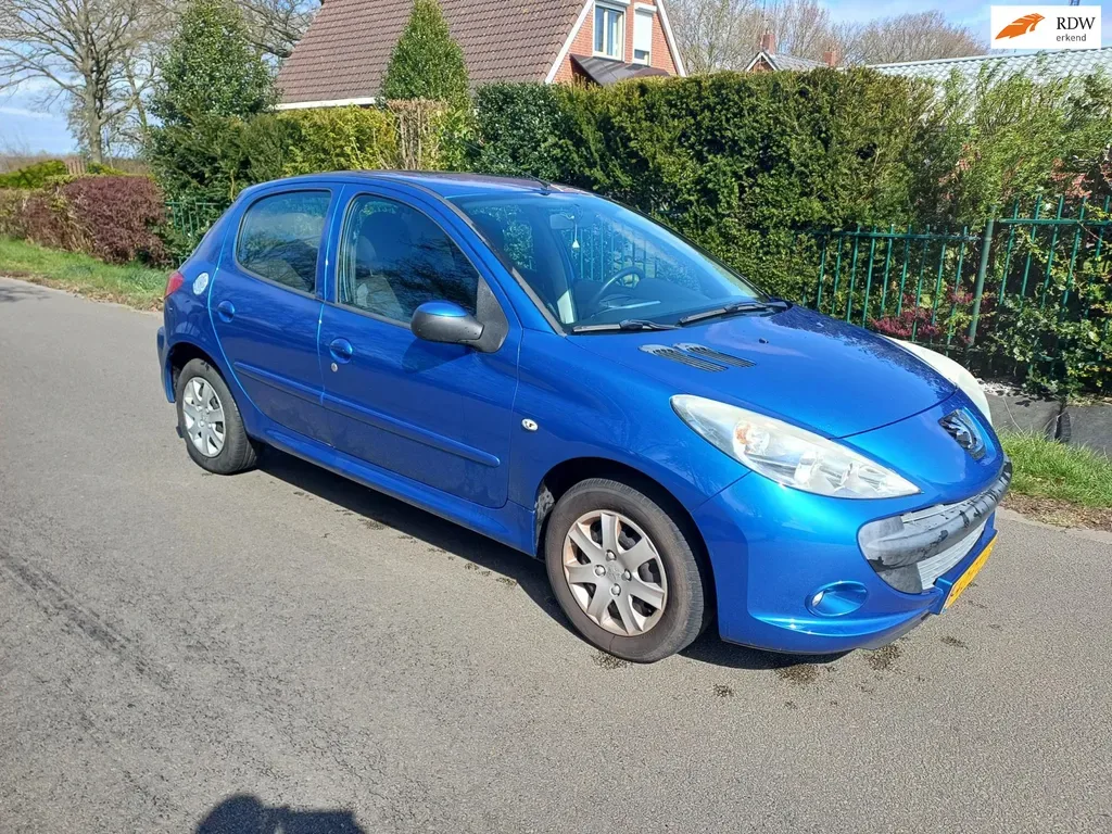 Peugeot 206 (2011) — foto 1