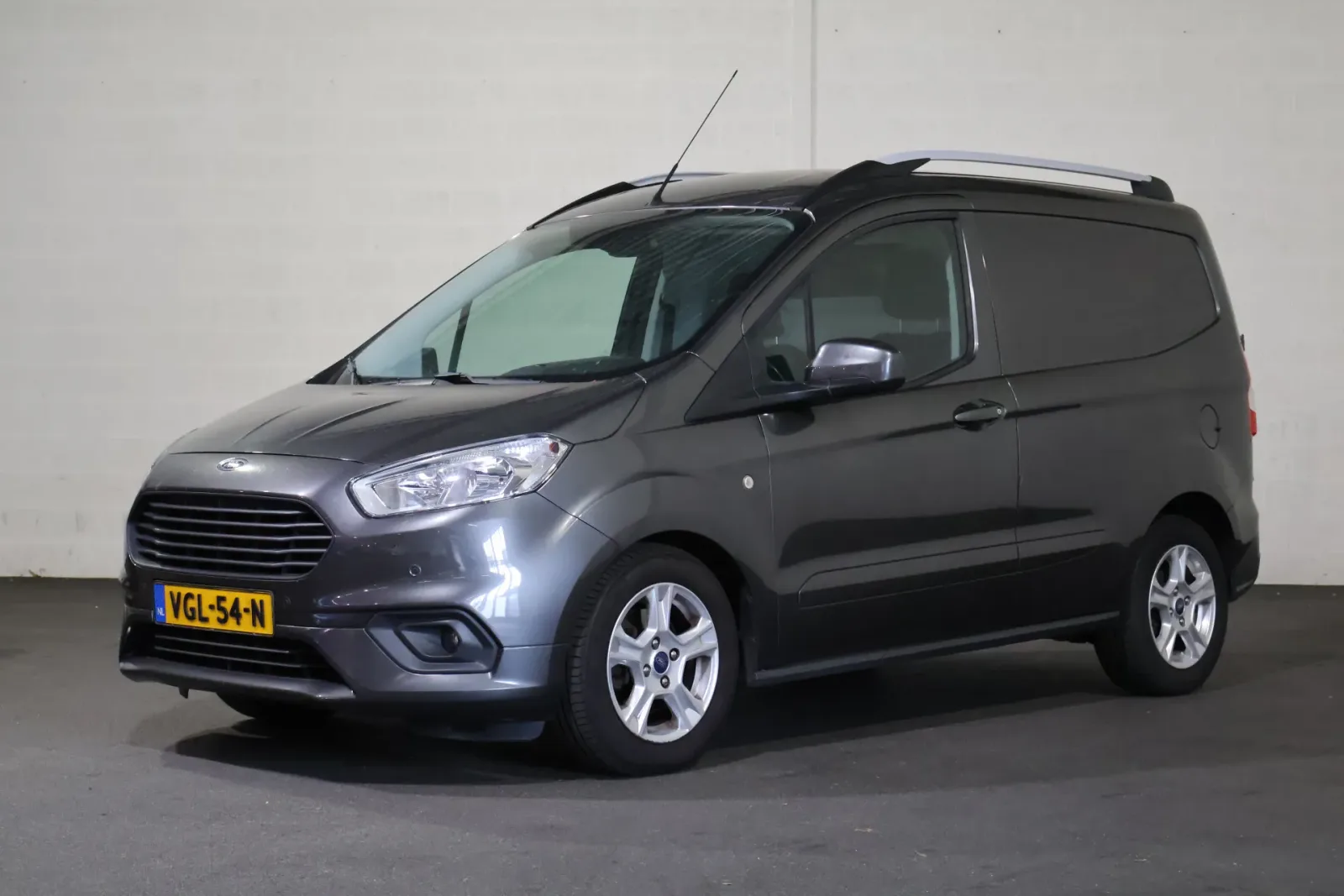 Ford Transit Courier (2020) — foto 1