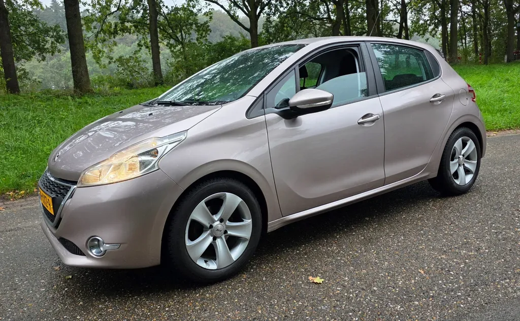 Peugeot 208 (2012) — foto 1