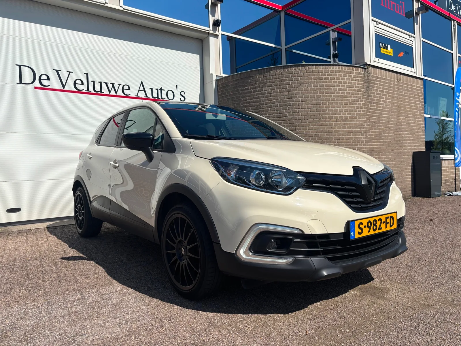Renault Captur (2018) — foto 1