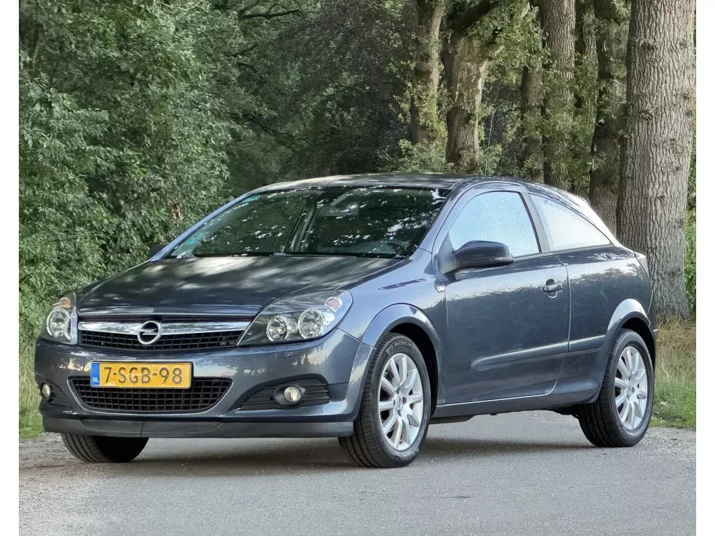 Opel Astra (2008) — foto 1