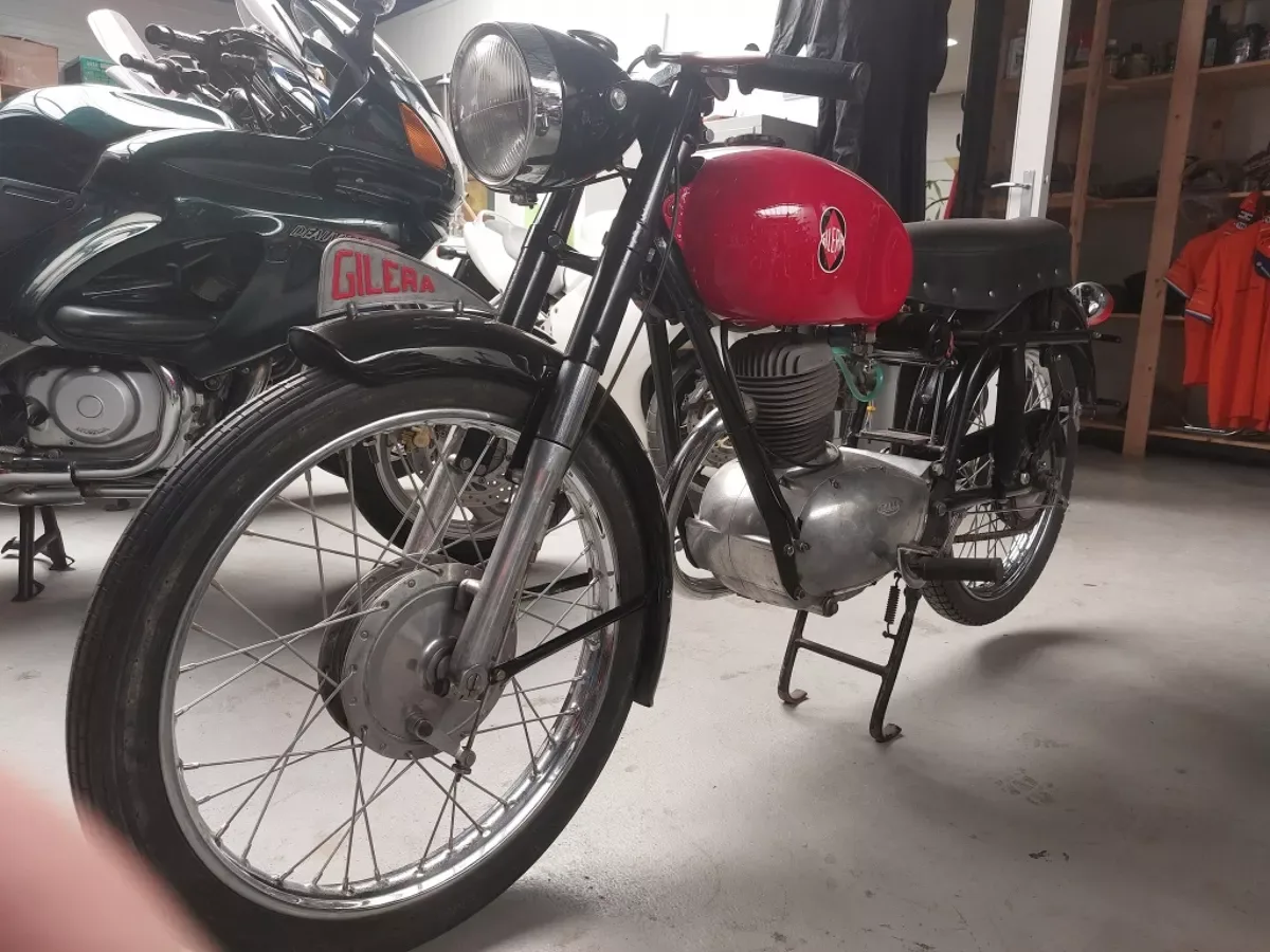 Gilera 150 ran Turismo (1955) — foto 1