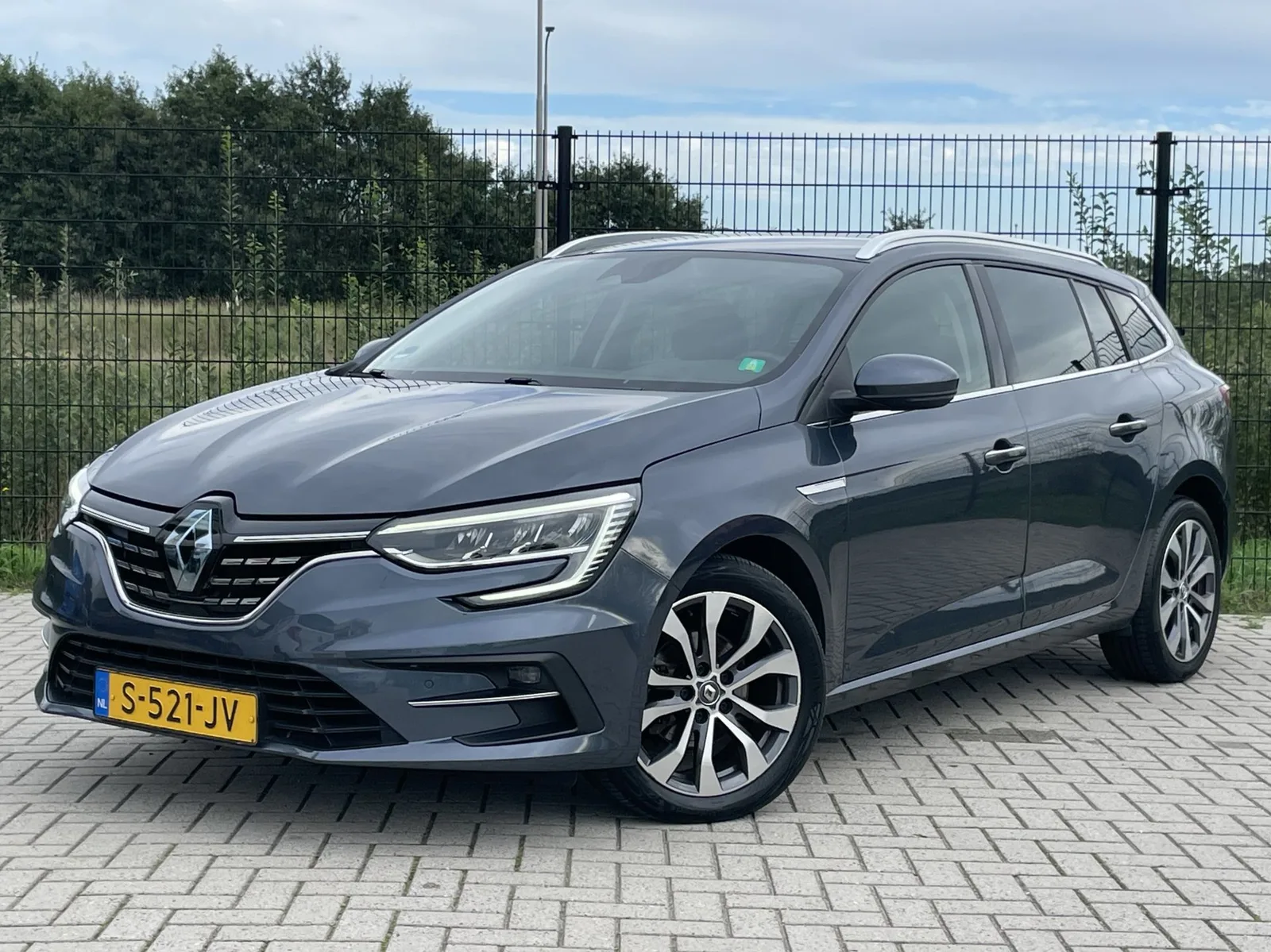 Renault Mégane (2023) — foto 1