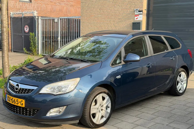 Opel Astra (2011)
