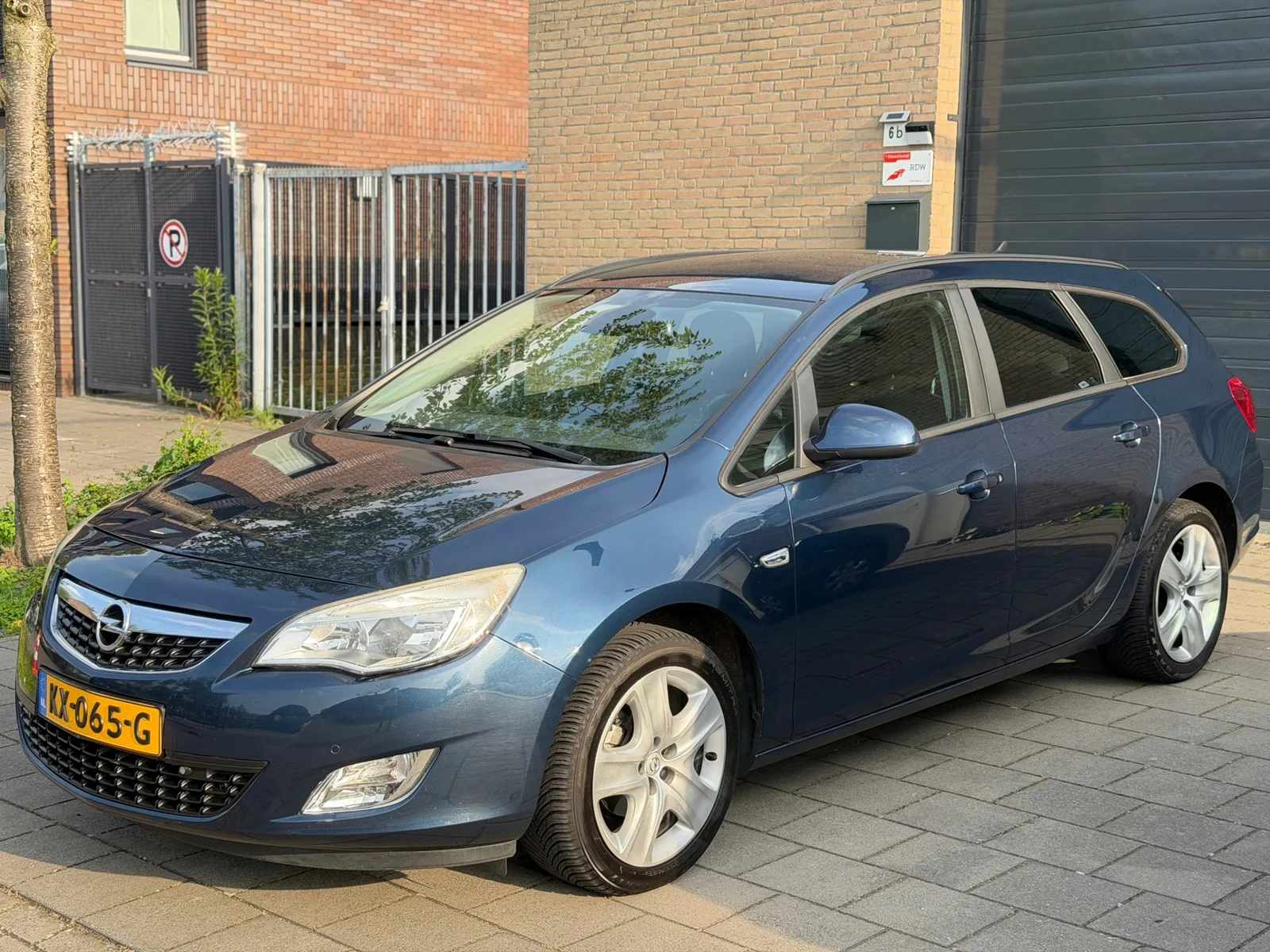Opel Astra (2011) — foto 1