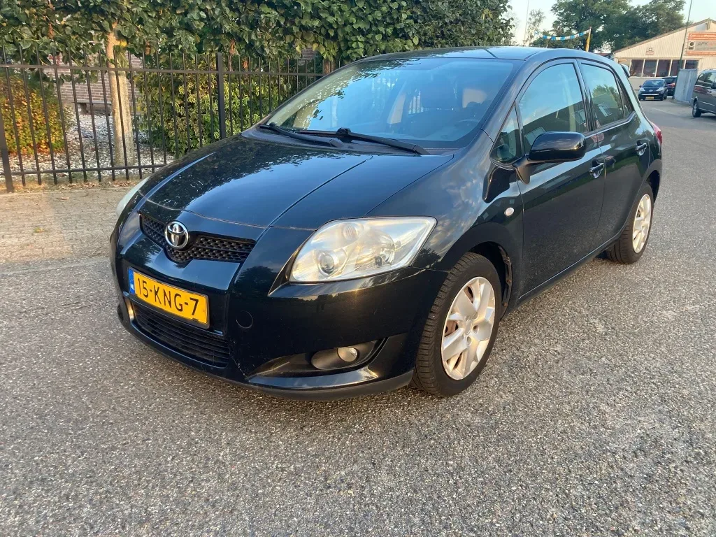 Toyota Auris (2010) — foto 1