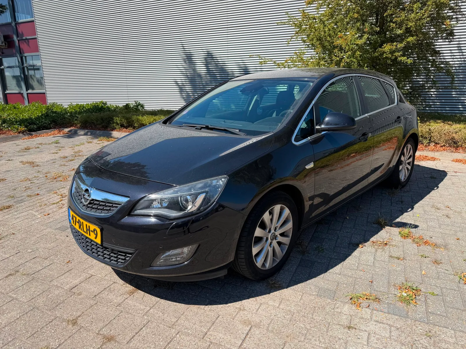 Opel Astra (2011) — foto 1