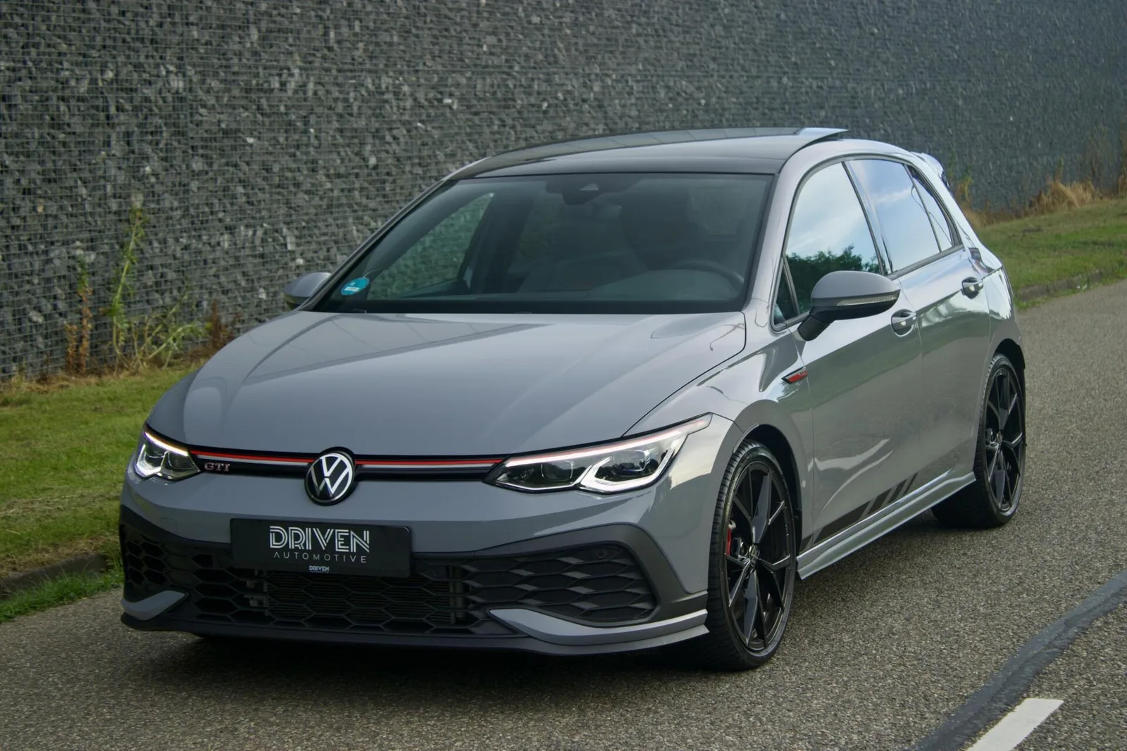 Volkswagen Golf (2024) — foto 1