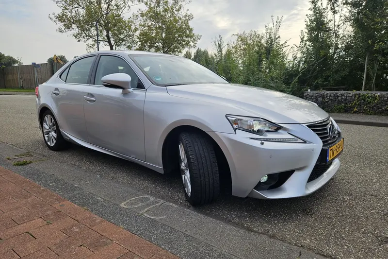 Lexus IS (2017)