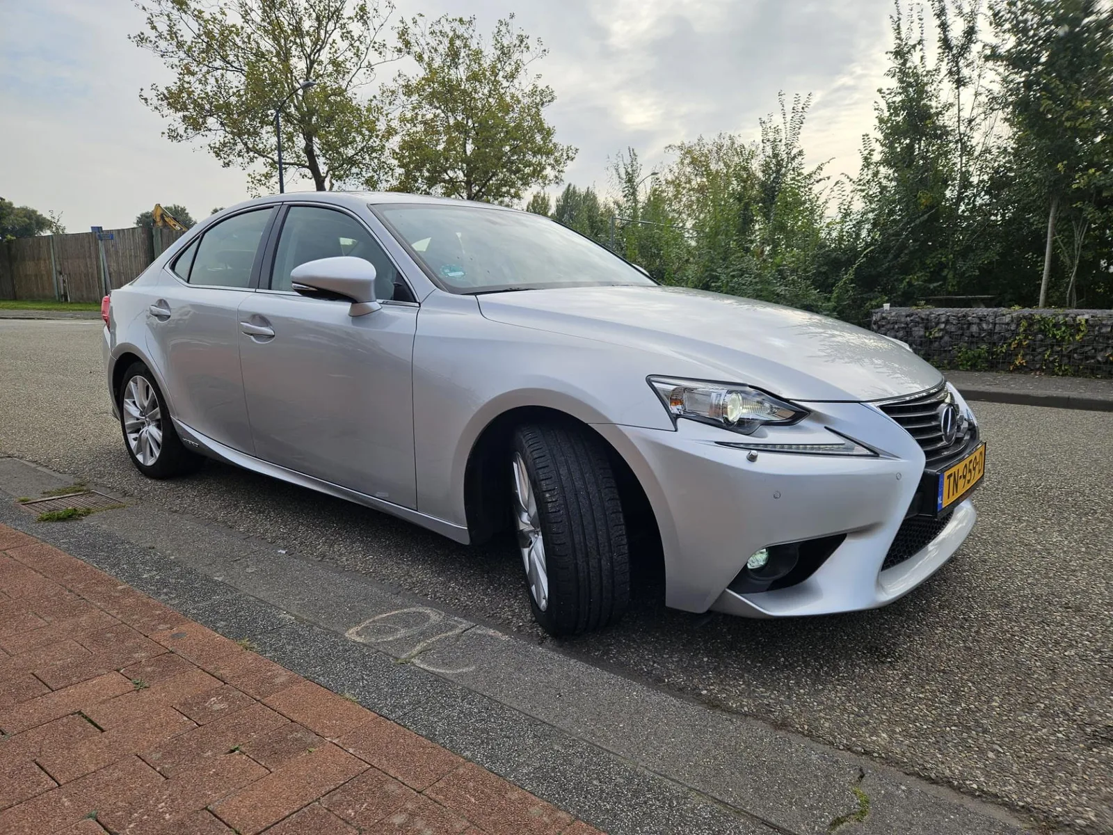 Lexus IS (2017) — foto 1