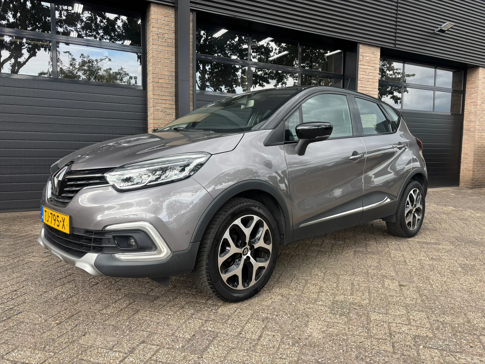 Renault Captur (2018) — foto 1