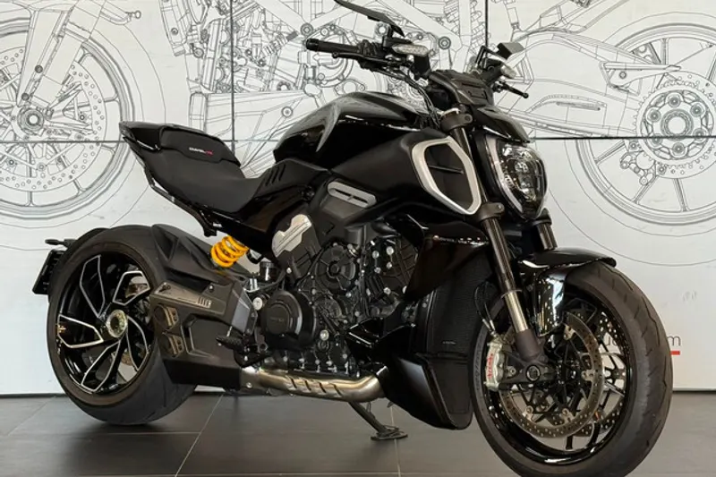 Ducati Diavel V4 (2023)