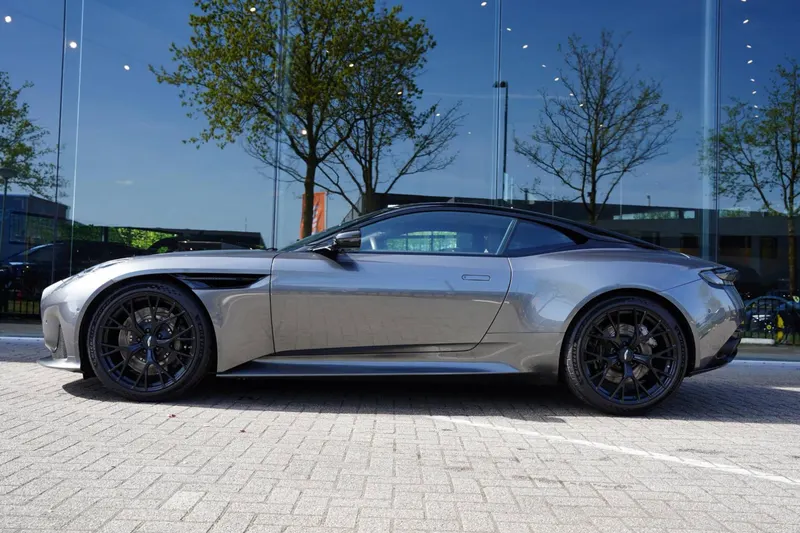 Aston Martin DB12 (2024)