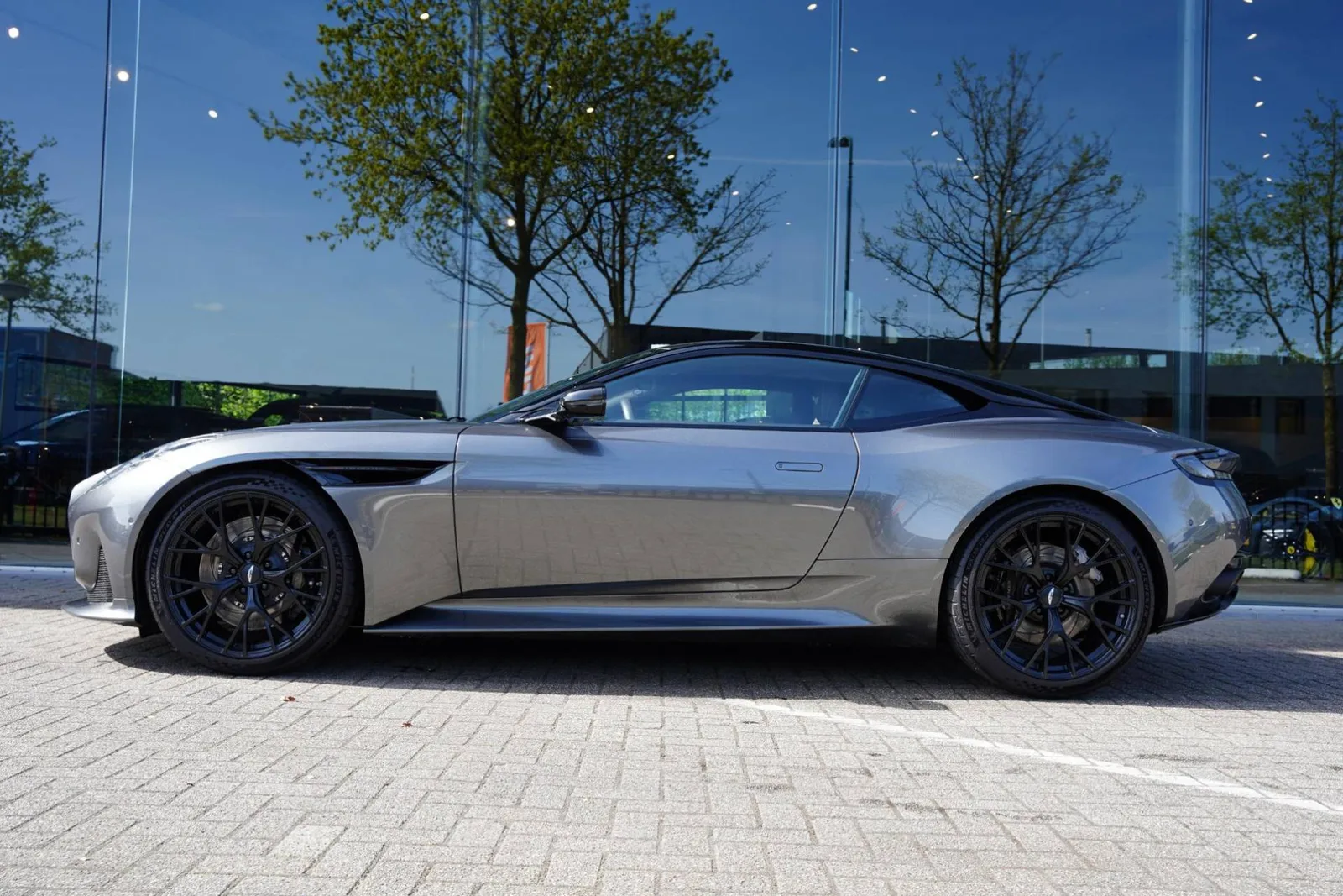Aston Martin DB12 (2024) — foto 1