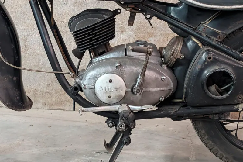 Foto van Adler MB 150 for Restoration or Decoration