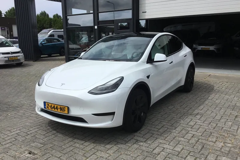 Tesla Model Y (2024)