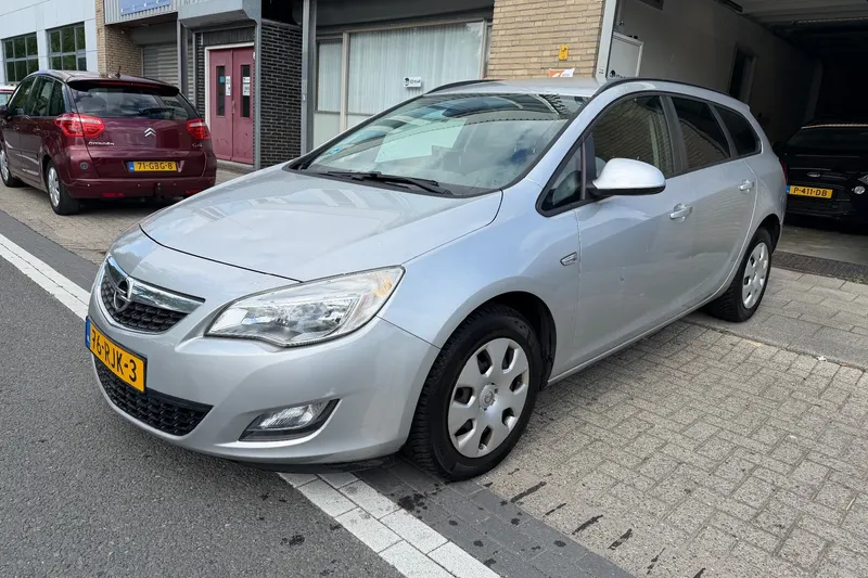 Opel Astra (2011)